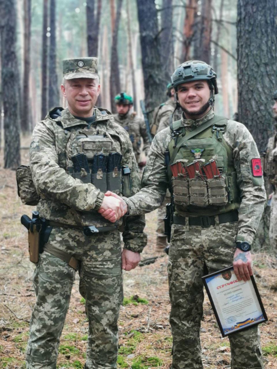 Андрій Соловко приймає вітання головнокомандувача ЗСУ Олександра Сирського. Фото відділення комунікацій 68 ОЄБр імені Олекси Довбуша.